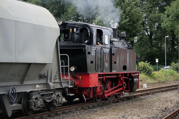 Rangierfahrt der Dampflok DHE No. 2, Typ Hannibal mit zwei Güterwaggons im Bahnhof Harpstedt