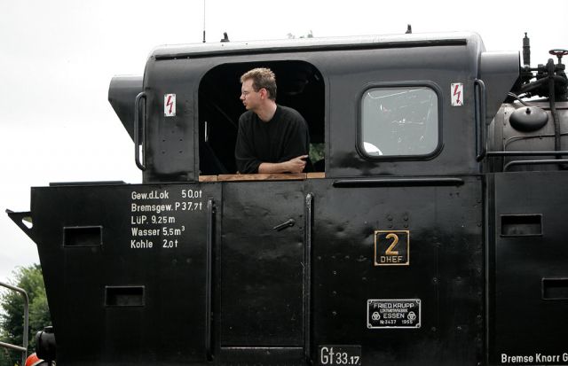 Jan Harpstedt von der Delmenhorst-Harpstedter-Eisenbahn - der Lokführer im Führerhaus der Dampflok DHE No. 2, Typ Hannibal Jan Harpstedt von der Delmenhorst-Harpstedter-Eisenbahn - der Lokführer im Führerhaus der Dampflok DHE No. 2, Typ Hannibal