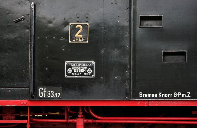 Jan Harpstedt von der Delmenhorst-Harpstedter-Eisenbahn - die Führerhaus-Tür der Dampflok DHE No. 2, Typ Hannibal mit den Typenschildern Jan Harpstedt von der Delmenhorst-Harpstedter-Eisenbahn - die Führerhaus-Tür der Dampflok DHE No. 2, Typ Hannibal mit den Typenschildern