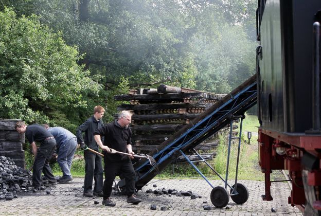 Jan Harpstedt - die Bekohlung der Dampflok DHE No. 2, Typ Hannibal in Harpstedt Jan Harpstedt - die Bekohlung der Dampflok DHE No. 2, Typ Hannibal in Harpstedt