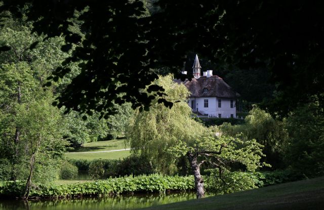 Liselund Slot - Schloss Liselund im Landschaftsgarten an den Kreidefelsen von Mön