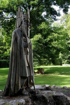 Liselund, Mön - Holz-Skulptur vor dem Liselund Ny Slot