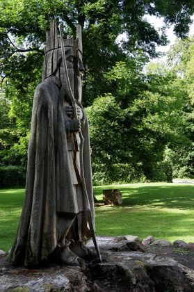 Liselund, Mön - Holz-Skulptur vor dem Liselund Ny Slot Liselund, Mön - Holz-Skulptur vor dem Liselund Ny Slot