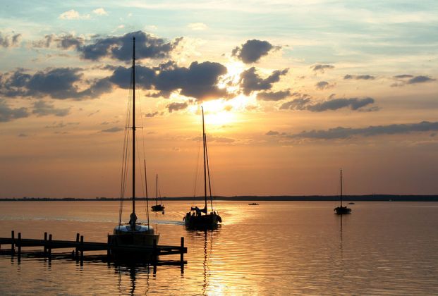 Das abendliche Farbenspiel über dem Steinhuder Meer - Heimkehr der Boote in den Steinhuder Sturmhafen Das abendliche Farbenspiel über dem Steinhuder Meer - Heimkehr der Boote in den Steinhuder Sturmhafen