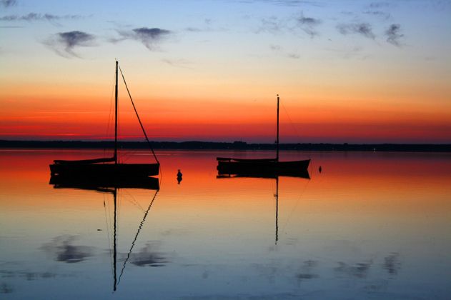 Steinhuder Auswanderer-Boote nach Sonnenuntergang - das abendliche Farbenspiel am Steinhuder Meer Steinhuder Auswanderer-Boote nach Sonnenuntergang - das abendliche Farbenspiel am Steinhuder Meer