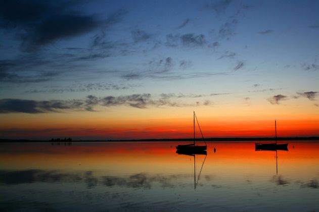 Steinhuder Auswanderer-Boote nach Sonnenuntergang - das abendliche Farbenspiel am Steinhuder Meer Steinhuder Auswanderer-Boote nach Sonnenuntergang - das abendliche Farbenspiel am Steinhuder Meer