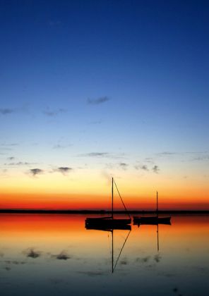 Steinhuder Auswanderer-Boote nach Sonnenuntergang - das abendliche Farbenspiel am Steinhuder Meer Steinhuder Auswanderer-Boote nach Sonnenuntergang - das abendliche Farbenspiel am Steinhuder Meer