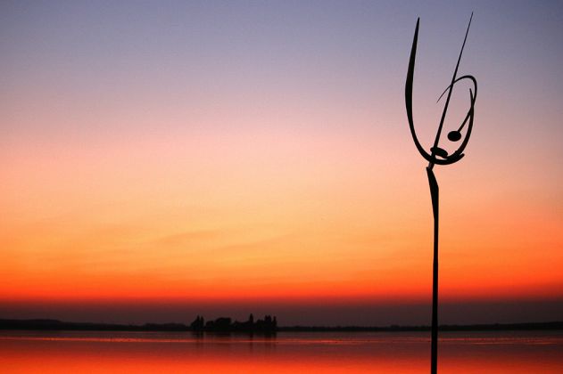 Skulpturen an der Promenade von Steinhude - das Windspiel 'Tanz der Winde', gestaltet von Jörg Wiele Skulpturen an der Promenade von Steinhude - das Windspiel 'Tanz der Winde', gestaltet von Jörg Wiele