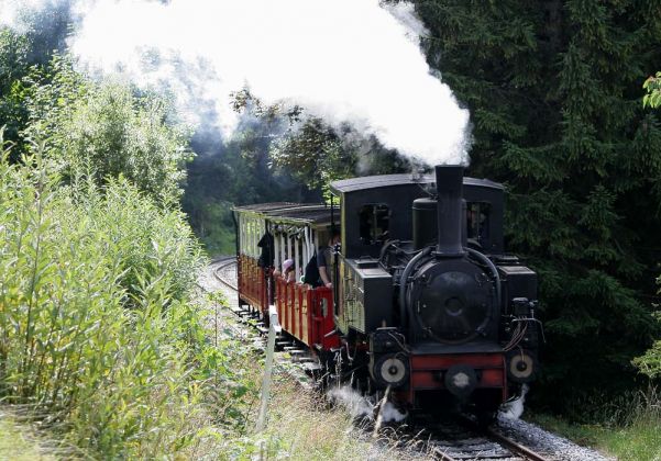 Dampfzug der Achenseebahn im Schiebebetrieb vor der Station Maurach Dampfzug der Achenseebahn im Schiebebetrieb vor der Station Maurach