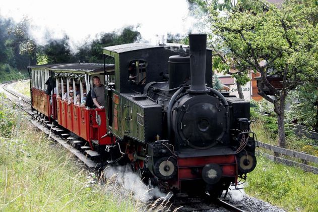 Dampfzug der Achenseebahn im Schiebebetrieb vor der Station Maurach Dampfzug der Achenseebahn im Schiebebetrieb vor der Station Maurach