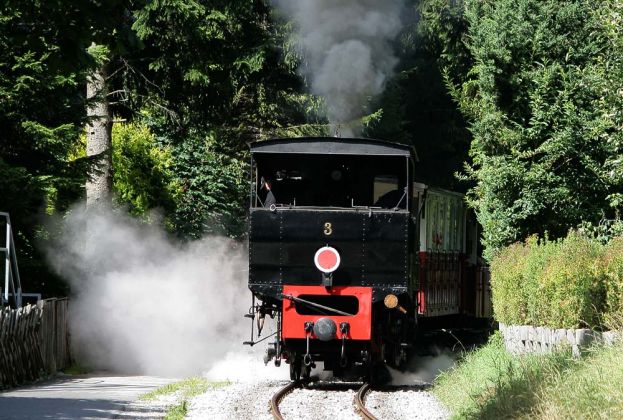 Dampfzug der Achenseebahn im Schiebebetrieb vor Eben Dampfzug der Achenseebahn im Schiebebetrieb vor Eben