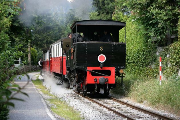 Dampfzug der Achenseebahn im Schiebebetrieb vor Eben Dampfzug der Achenseebahn im Schiebebetrieb vor Eben