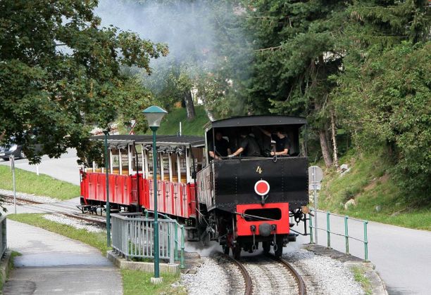 Dampfzug der Achenseebahn im Schiebebetrieb vor Eben Dampfzug der Achenseebahn im Schiebebetrieb vor Eben