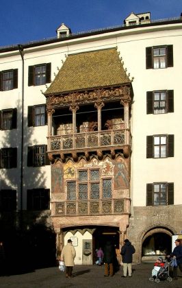 Innsbruck - das Goldene Dachl, ein spätgotischer Prunkerker am Neuen Hof Innsbruck - das Goldene Dachl, ein spätgotischer Prunkerker am Neuen Hof