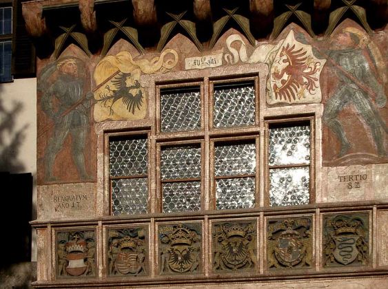 Innsbruck - das Goldene Dachl, ein spätgotischer Prunkerker am Neuen Hof Innsbruck - das Goldene Dachl, ein spätgotischer Prunkerker am Neuen Hof