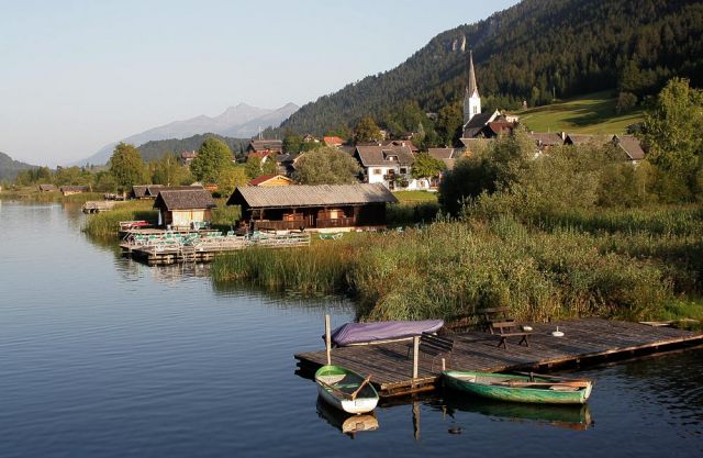 Techendorf am Weissensee am Fuss der Gailtaler Alpen in Kärnten, Österreich Techendorf am Weissensee am Fuss der Gailtaler Alpen in Kärnten, Österreich