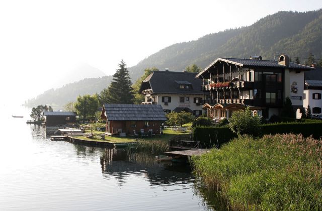 Der Weissensee in Kärnten - die Pension Carinthia mit Bootshaus und Liegewiese am See Der Weissensee in Kärnten - die Pension Carinthia mit Bootshaus und Liegewiese am See