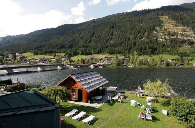 Der Weissensee in Kärnten - Bootshaus und Liegewiese der Pension Carinthia in Techendorf vor der Brücke über den Weissensee Der Weissensee in Kärnten - Bootshaus und Liegewiese der Pension Carinthia in Techendorf vor der Brücke über den Weissensee