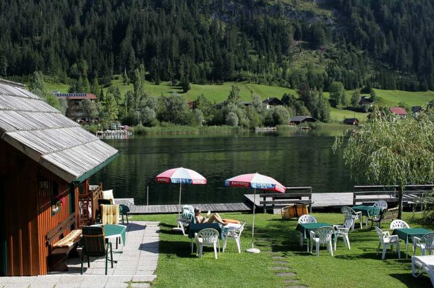 Der Weissensee in Kärnten - Bootshaus und Liegewiese der Pension Carinthia in Techendorf Der Weissensee in Kärnten - Bootshaus und Liegewiese der Pension Carinthia in Techendorf
