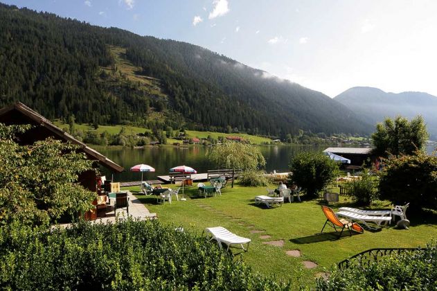 Der Weissensee in Kärnten - die Liegewiese der Pension Carinthia in Techendorf Der Weissensee in Kärnten - die Liegewiese der Pension Carinthia in Techendorf
