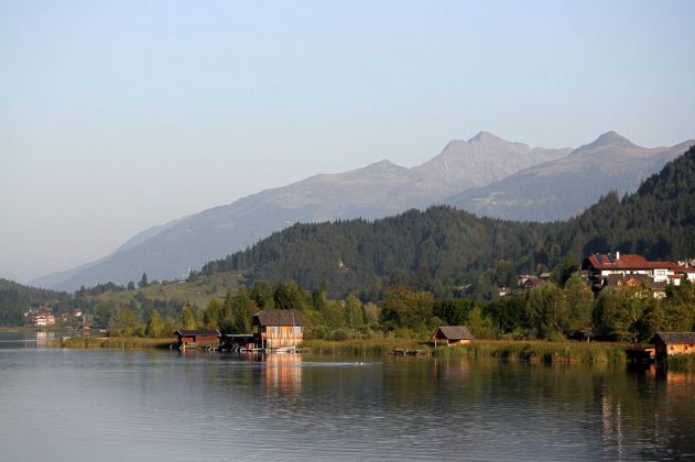 Der Weissensee am Fuss der Gailtaler Alpen in Kärnten, Österreich Der Weissensee am Fuss der Gailtaler Alpen in Kärnten, Österreich