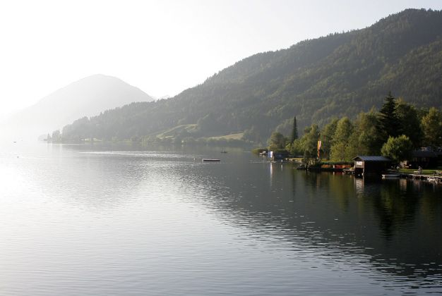Der Weissensee am Fuss der Gailtaler Alpen in Kärnten, Österreich Der Weissensee am Fuss der Gailtaler Alpen in Kärnten, Österreich