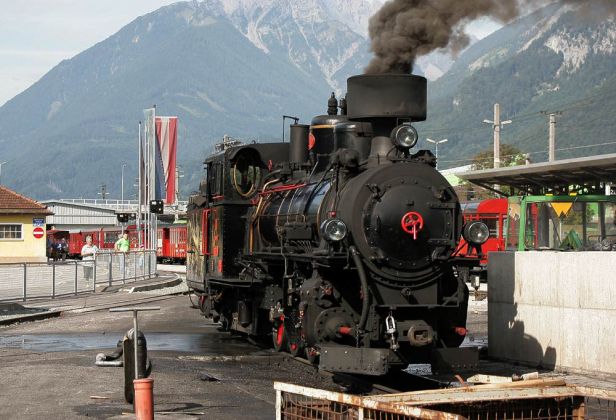 Die Zillertalbahn - Dampflokomotive No. 4 der Zillertalbahn in Jenbach - Vorbereitung zum Dienst