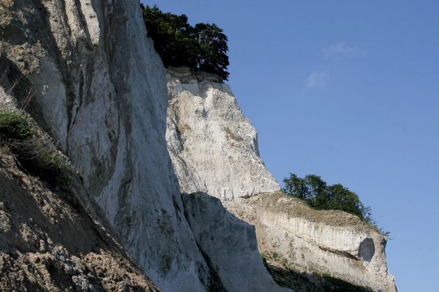 Møns Klint, der steiniger Wanderweg unterhalb der Kreide-Klippen führt am Ostsee-Ufer entlang Møns Klint, der steiniger Wanderweg unterhalb der Kreide-Klippen führt am Ostsee-Ufer entlang