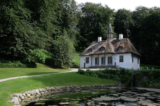 Liselund Slot - Schloss Liselund im Landschaftsgarten an den Kreidefelsen von Mön Liselund Slot - Schloss Liselund im Landschaftsgarten an den Kreidefelsen von Mön
