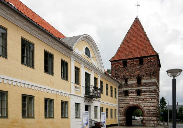Mølleporten, das Mühlentor in Stege, und Empiregården, das kulturgeschichtliche Heimatmuseum Møns