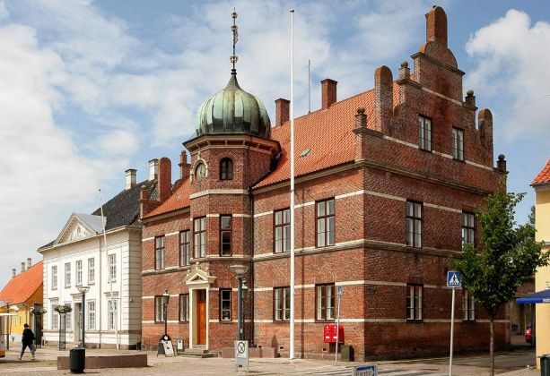 Das Rathaus am Marktplatz, Torvet - an der Storegade von Stege auf Møn
