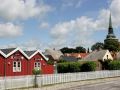Gebäude am Strandvejen in Nysted und die Nysted Kirke - Ostseeinsel Lolland, Dänemark