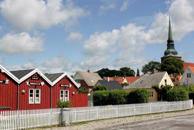Gebäude am Strandvejen in Nysted und die Nysted Kirke - Ostseeinsel Lolland, Dänemark Gebäude am Strandvejen in Nysted und die Nysted Kirke - Ostseeinsel Lolland, Dänemark