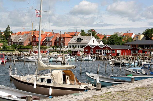 Der Blick von der Nysted-Mole auf den Hafen und den Starndvejen - Ostseeinsel Lolland, Dänemark Der Blick von der Nysted-Mole auf den Hafen und den Starndvejen - Ostseeinsel Lolland, Dänemark
