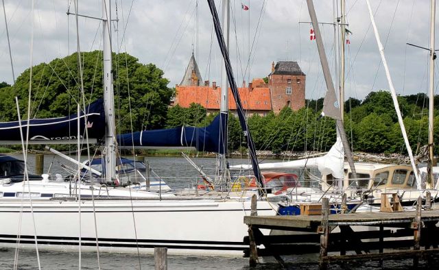 Segelyachten in der Nysted Marina vor dem Ålholm Slot - Ostseeinsel Lolland, Dänemark Segelyachten in der Nysted Marina vor dem Ålholm Slot - Ostseeinsel Lolland, Dänemark