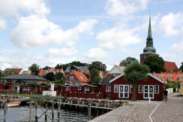 Nysted, Restaurant Ö an der Mole und Stranvejen sowie die Nysted Kirche - Ostseeinsel Lolland, Dänemark Nysted, Restaurant Ö an der Mole und Stranvejen sowie die Nysted Kirche - Ostseeinsel Lolland, Dänemark