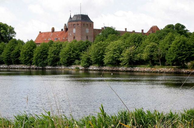 Schloss Aalholm am Nysted Nor - Ålholm Slot - Ostseeinsel Lolland, Dänemark Schloss Aalholm am Nysted Nor - Ålholm Slot - Ostseeinsel Lolland, Dänemark