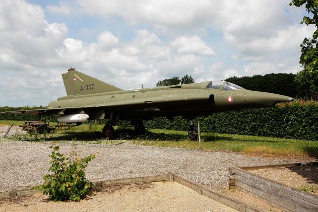 Kampfflugzeug-Veteran der dänischen Luftwaffe - Schlosspark Aalholm, Aalholm Slot Kampfflugzeug-Veteran der dänischen Luftwaffe - Schlosspark Aalholm, Aalholm Slot