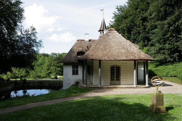 Liselund Slot - Schloss Liselund im Landschaftsgarten an den Kreidefelsen von Mön Liselund Slot - Schloss Liselund im Landschaftsgarten an den Kreidefelsen von Mön