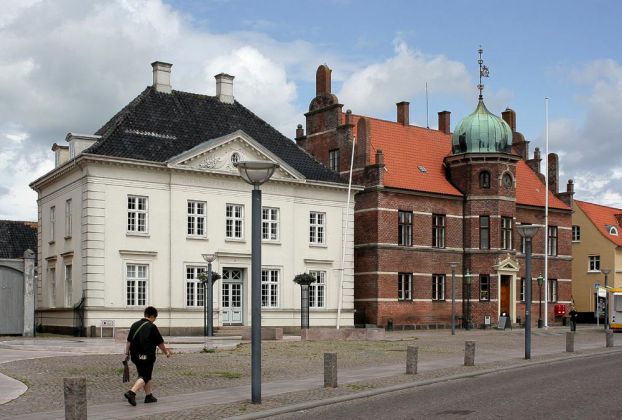 Historische Gebäude und Rathaus am Marktplatz - Torvet - an der Storegade von Stege auf Møn Historische Gebäude und Rathaus am Marktplatz - Torvet - an der Storegade von Stege auf Møn