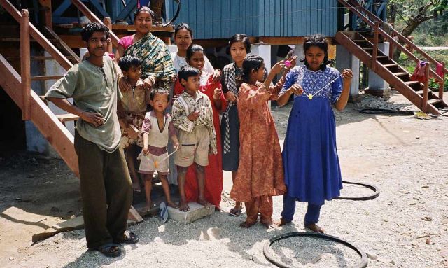 Jaldapara Nationalpark - Parkranger mit ihren Familien Jaldapara Nationalpark - Parkranger mit ihren Familien