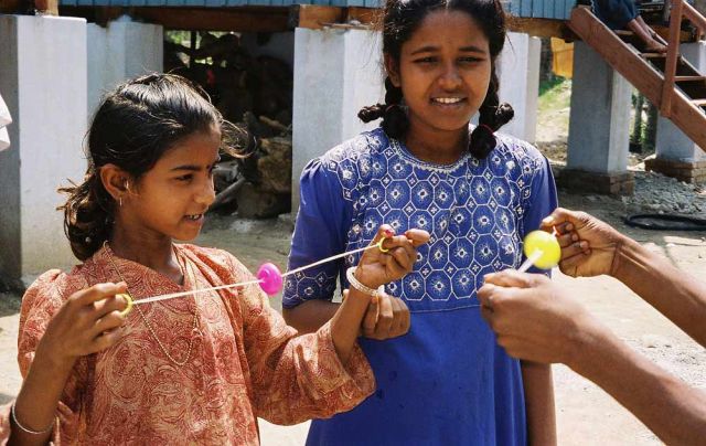 Jaldapara Nationalpark - spielende Kinder der Parkranger Jaldapara Nationalpark - spielende Kinder der Parkranger