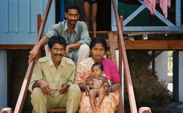 Jaldapara Nationalpark - Parkranger mit ihren Familien Jaldapara Nationalpark - Parkranger mit ihren Familien