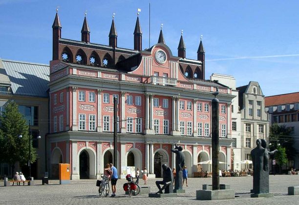 Hansestadt Rostock - das historische Rathaus am Neuen Markt der Backsteingotik mit seinen sieben Türmen