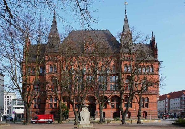 Hansestadt Rostock - das Ständehaus  im Baustil des Historismus am Rosengarten und der Wallstrasse
