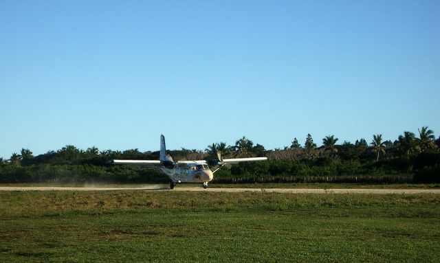 Eine Harbin Y-12-II der Tongan Air beim Start auf der Flugpiste von Eua 