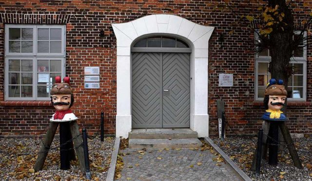 Hansestadt Wismar - die Schwedenköpfe vor dem historischen Baumhaus im alten Hafen