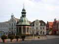 Hansestadt Wismar, der historische Marktplatz - die Wasserkunst vor den Restaurants 'An der Wasserkunst' und 'Reuterhaus'