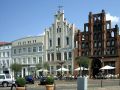 Historische Fassaden der Restaurants An der Wasserkunst, Alter Schwede und Reuterhaus am Marktplatz von Wismar	