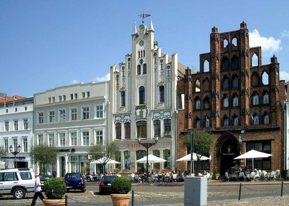 Historische Fassaden der Restaurants An der Wasserkunst, Alter Schwede und Reuterhaus am Marktplatz von Wismar	 Historische Fassaden der Restaurants An der Wasserkunst, Alter Schwede und Reuterhaus am Marktplatz von Wismar